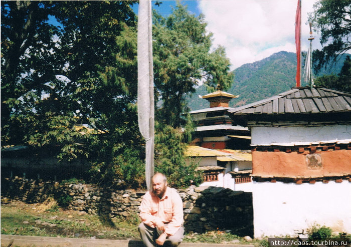 В заднем дворе Кюйчу-Лакханг Паро, Бутан