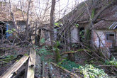 Дома обычные деревенские, только пустые и совсем уже старые, разваливаются.