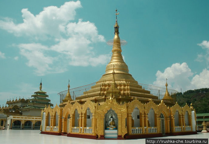 Главная пагода в городе. В ней тихо и спокойно. Людей почти нет. Котонг, Мьянма