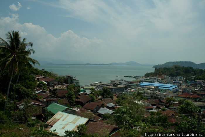 Вид на город с главной пагоды Котонга. Котонг, Мьянма