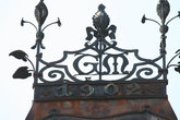 Шпиль на даче Месмахера с годом постройки и фамильным вензелем.