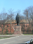 У памятника Ленину лежат, как ни удивительно, цветы