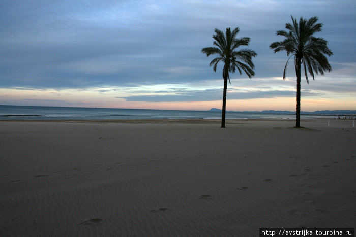 Пустынный пляж на заходе солнца Куйера, Испания