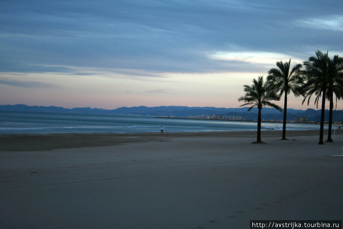 Пустынный пляж на заходе солнца Куйера, Испания