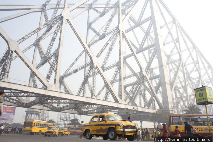 Мост Рабиндра Сету или мост Ховра имеет высоту 97 м и длину 705 м. Он был построен в 1943 году. Сегодня ежедневно более миллиона машин и людей пересекают реку по этому мосту. Калькутта, Индия