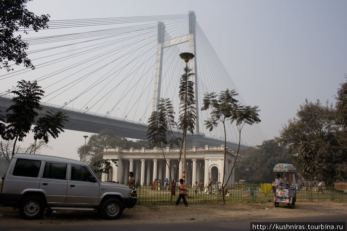 Мост Видясагар Сету был построен в 1992 году для разгрузки движения по мосту Ховра. Поскольку мост является платным, его используют лишь 85, 000 машин в день. Калькутта, Индия