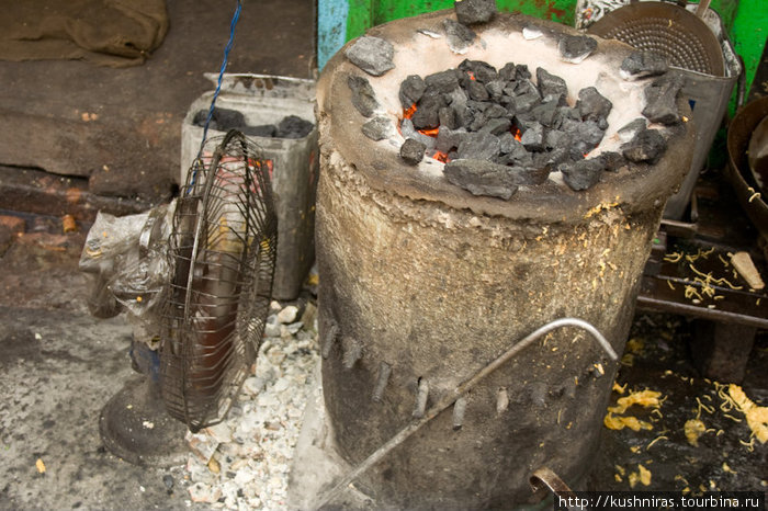 Симбиоз электрический вентилятор и угольная печка. Калькутта, Индия