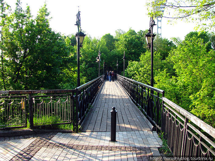 Мост в парке. Если посмотреть с него налево – вдалеке увидите изображенный на заглавной фотографии вид. Киев, Украина