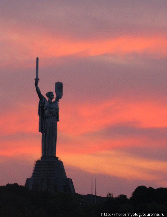 Функции символа теперь выполняет вот эта статуя. Киев, Украина