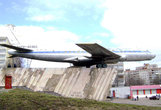 Огромную машину длиной 38,85 м и размахом крыла 34,54 м привезли в Рыбинск по Волге на барже. Потребовалась мощная подъёмная техника, чтобы водрузить махину массой свыше 43,3 тонн на постамент