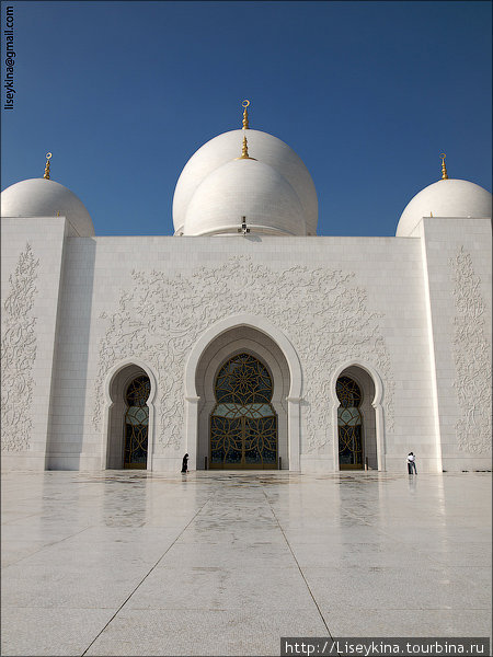 Главный купол мечети самый большой в мире — высота 87 метров, диамерт 38,2 метра Абу-Даби, ОАЭ