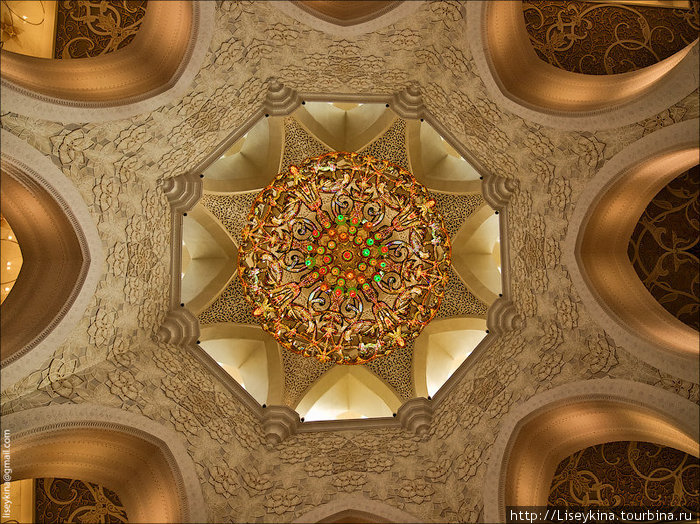 так же в этом зале находится самая большая люстра — диаметр 10 метров и высота 15, украшенная золотом и кристалами Сваровски Абу-Даби, ОАЭ