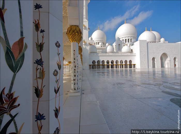 в строительстве мечети принимали участие 1500 рабочих Абу-Даби, ОАЭ