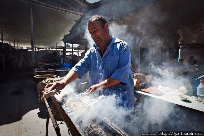 Прямо на рынке готовят еду — шашлыки, самсу, лепёшки, плов. Самарканд, Узбекистан