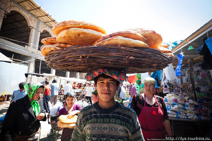 Продавец лепёшек. Кстати, в Узбекистане почти везде отвратительный хлеб. Обычно в таких странах хлеб очень вкусный, но здесь он обычно чёрствый и пресный. Самарканд, Узбекистан