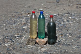 С бензином в Узбекистане беда. Заправок мало, найти хороший бензин очень сложно. Этим пользуются местные жители, они продают хороший бензин в бутылках вдоль дорог.