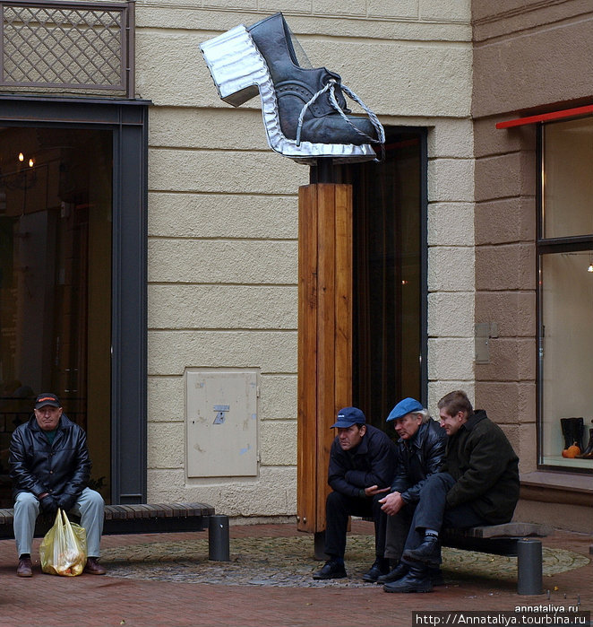 Пешеходный бульвар. Столб с башмаком напротив обувного магазина Шауляй, Литва