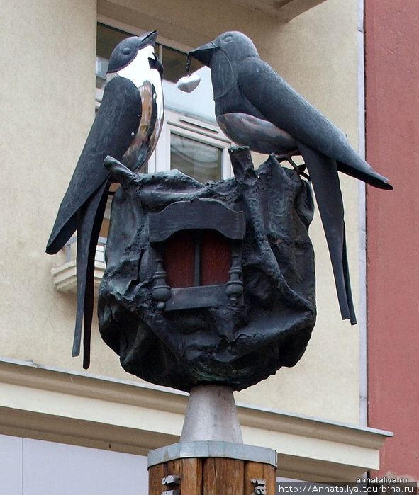 С птицами и украшением — напротив ювелирного магазина Шауляй, Литва