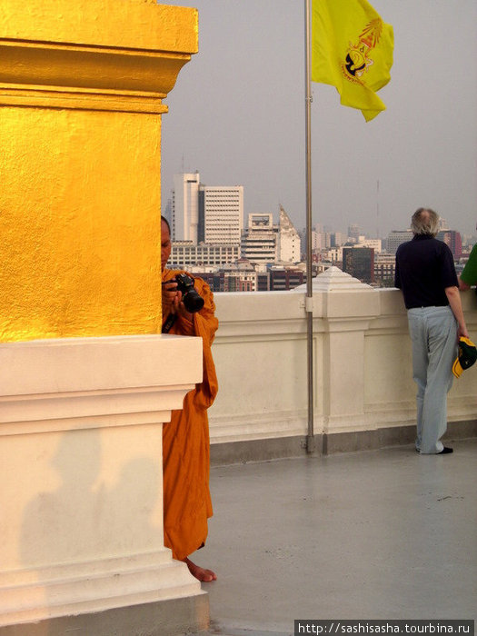 А монахи и тоже не чужды тяги к искусству фотографии. Бангкок, Таиланд