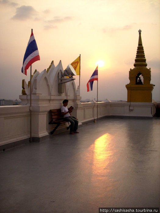 Отполированная до блеска босыми ногами поломников крыша. Бангкок, Таиланд