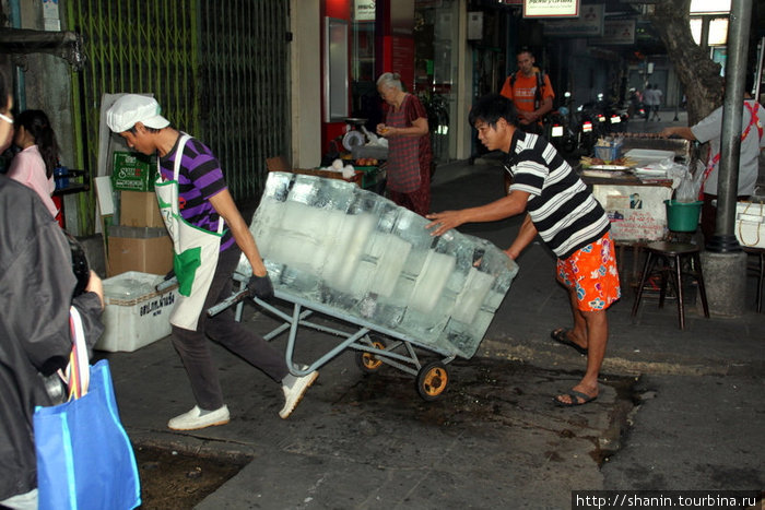 Лед перевозят блоками Бангкок, Таиланд
