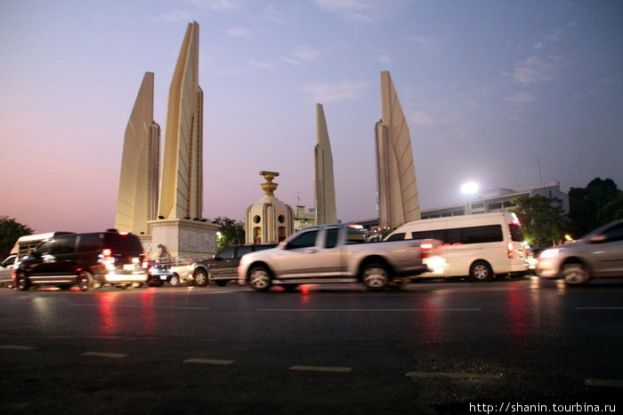 Памятник Демократии ночью Бангкок, Таиланд