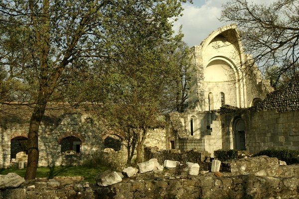 Руины доминиканского монастыря / Dominikanus Kolostor Romjai