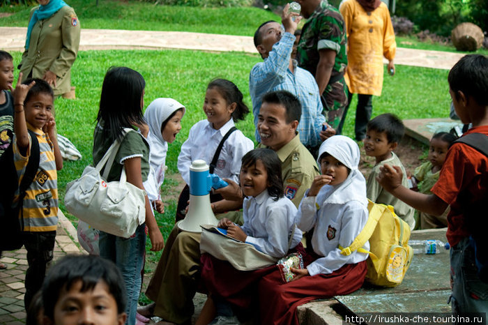 Индонезийские школьники с учителем. Букиттинги, Индонезия