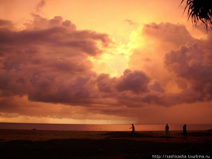 Честное слово, я не исправляла цвет фотографии, именно так видел один из закатов мой фотоаппарт. Негомбо, Шри-Ланка