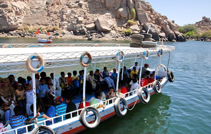 когда мы выходили из своей лодки, мы увидели как группа детей школьников отплывала, проведя свой урок истории на этом острове Асуан, Египет