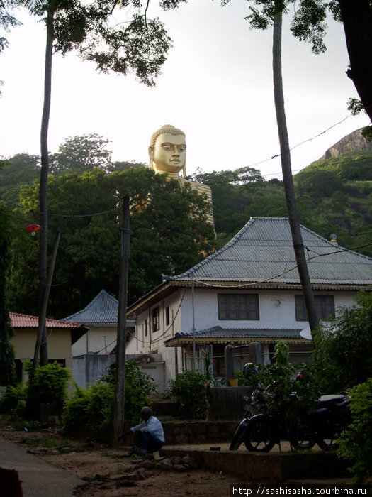 Голову Будды видно задолго до самого храма. Дамбулла, Шри-Ланка