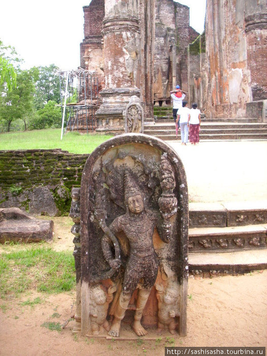 Древние руины Плоннарувы Полоннарува, Шри-Ланка