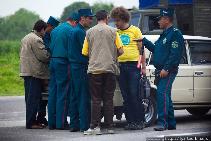 На фото напарник стоит с протянутой рукой. Узбекистан