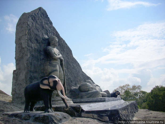 Спящий Будда на скале над озером Ампара, Шри-Ланка
