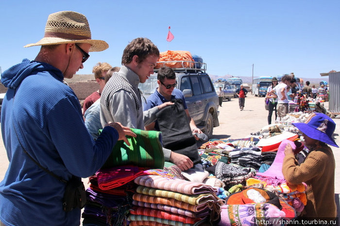 Туристы у прилавка с сувенирами Колчани, Боливия