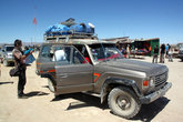 Джипы с туристами по пути к соляному озеру делают остановку в деревне Колчани