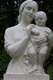 Скульптура Матери с ребёнком