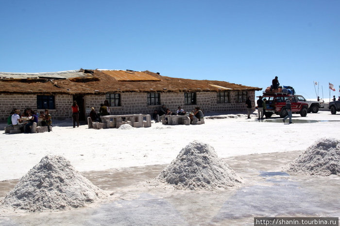 Отель целиком из соли Уюни, Боливия