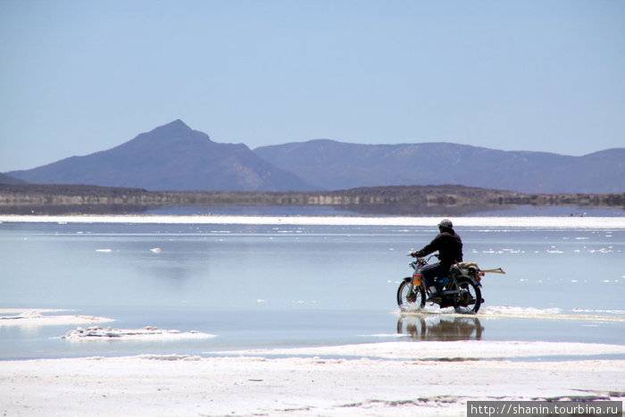 На мотоцикле — по воде аки по суху Уюни, Боливия