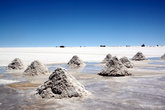 Горки соли на соляном озере