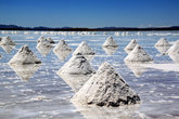 Пирамидки из соли на соляном озере