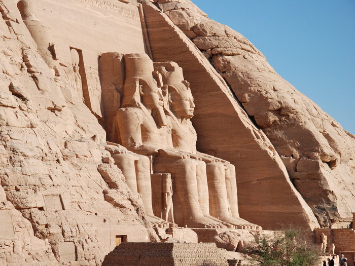Эксперты ЮНЕСКО заключили, что линии фасадов Большого и Малого храмов шли параллельно трещинам в скальном грунте и тем самым твердые горные породы служили естественной опорой гигантских статуй. Абу-Симбел, Египет