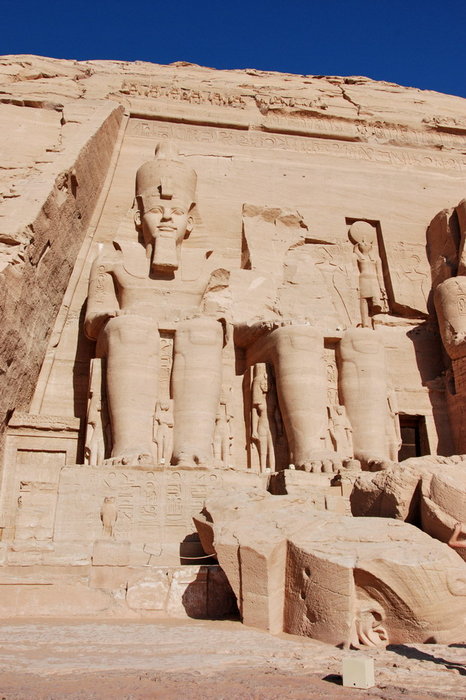 У одной статуи не хватает головы — она была отломана во время землетрясения. Высота статуй — 20 м, от одного уха до другого — 4 м. У ног Рамсеса II — скульптуры членов его многочисленной семьи. Абу-Симбел, Египет