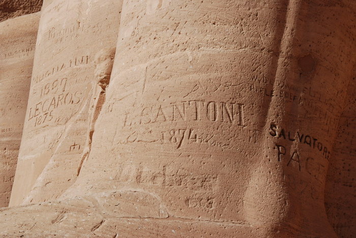 надписи у подножия статуи здесь был Вася 19 века, тогда еще не было смотрящих за древностями Абу-Симбел, Египет