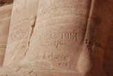 надписи у подножия статуи 