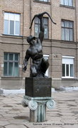 В сквере перед школой — памятник Атлету со змеей. Я, правда, не знаю, по какому случаю памятник, а насчет змей — так, говорят, что их в Луганске много.