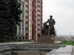 Рядом с зданием властей и фонтаном, к 200-летию Луганска был поставлен памятник Литейщику. Правда, надпись под ним не читаема, а ведь город вырос вокруг литейного завода.