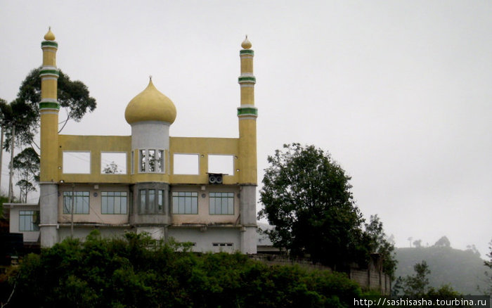 После полутора месяце в мусульманских странах, я даже не удивилась встретив мечеть на Шри-Ланке. Хапутале, Шри-Ланка