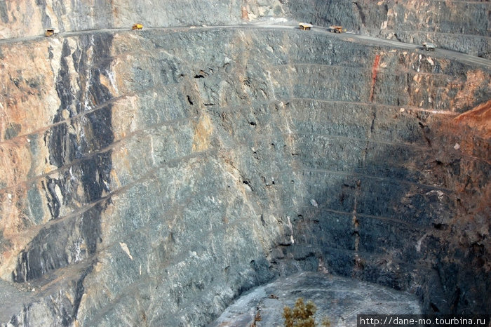 В настоящий момент глубина карьера достигает 360 метров Калгурли, Австралия