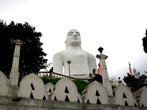 Белого Будду видно практически с любого места в Канди.